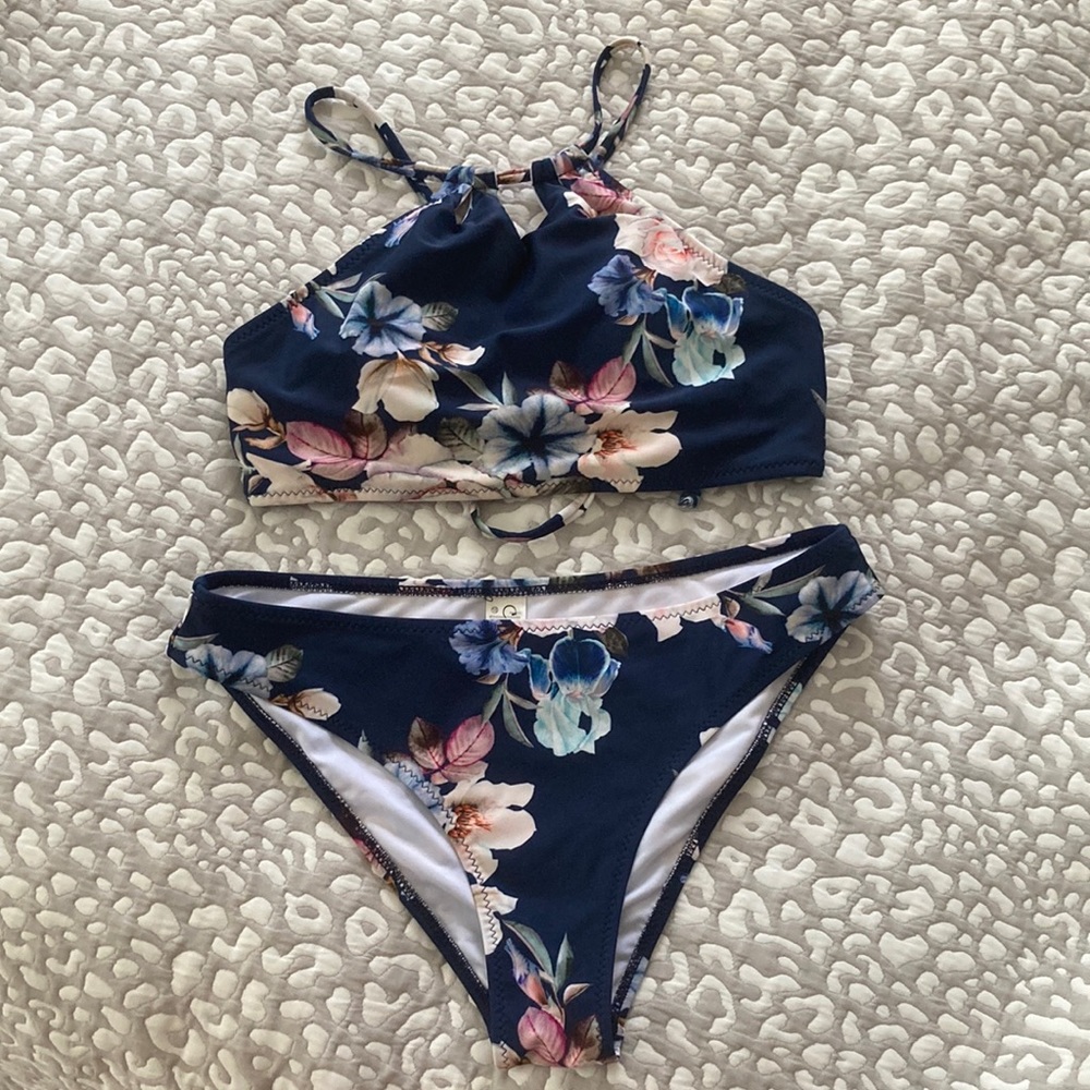Women’s floral navy blue halter bikini. Cupshe brand. Size small